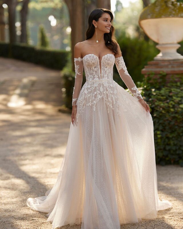 abito da sposa indossato da una modella
